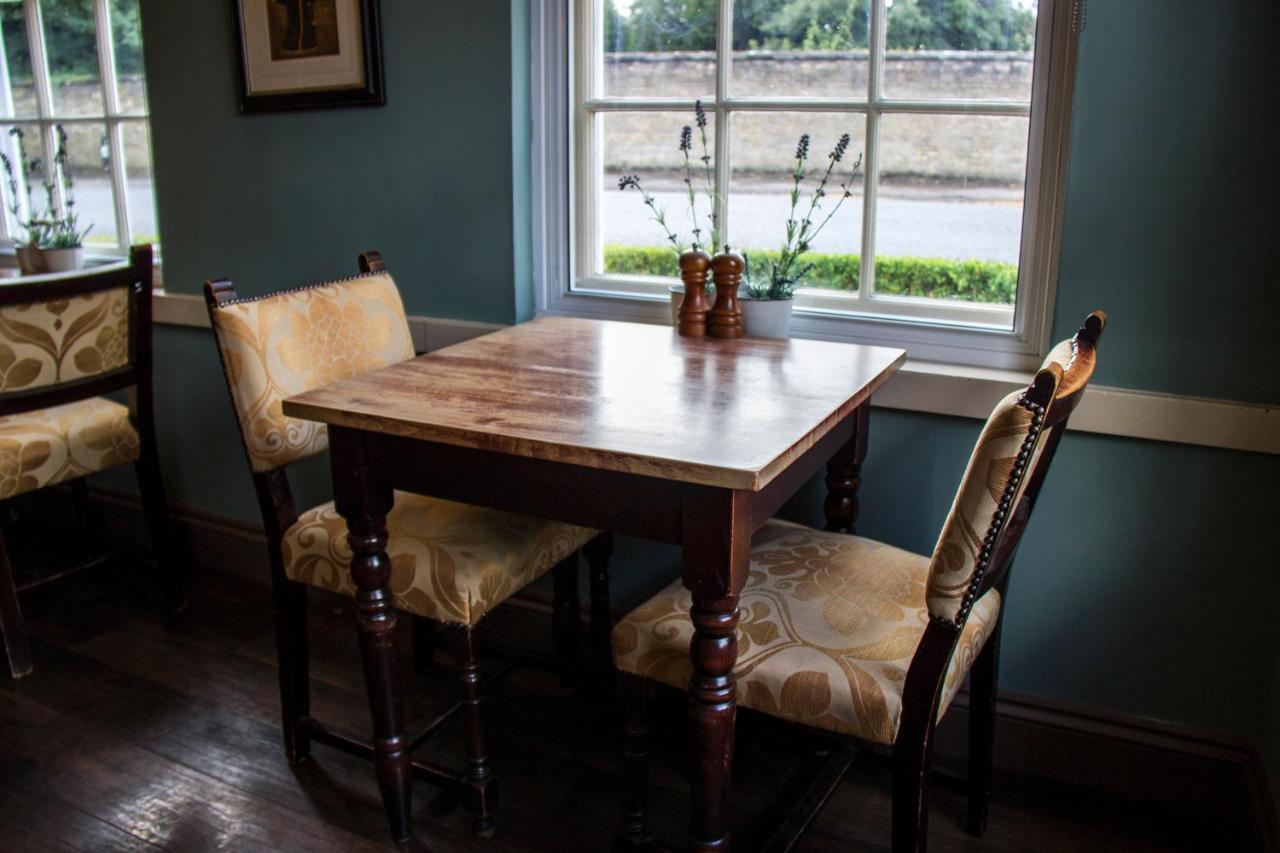 The Pembroke Arms Hotel Wilton  Buitenkant foto
