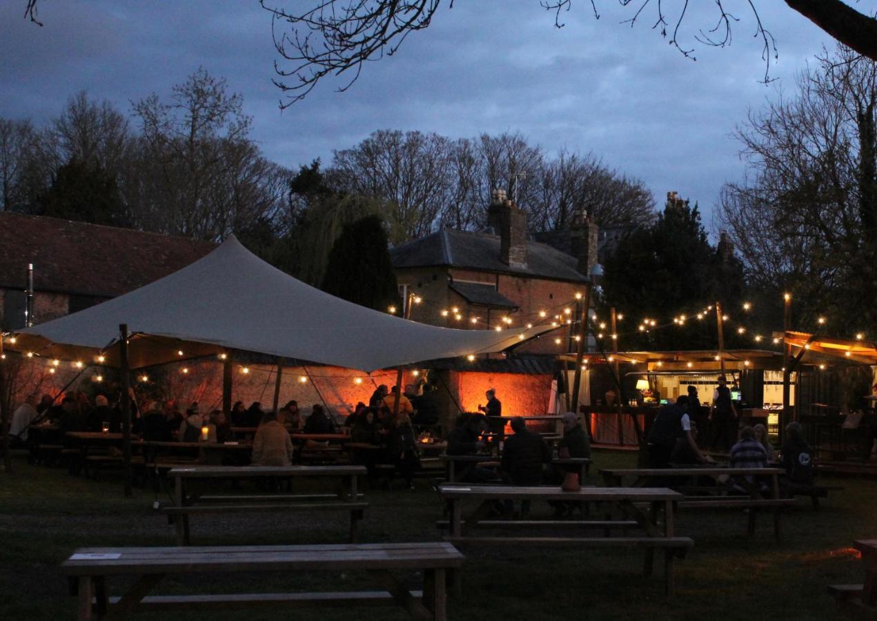 The Pembroke Arms Hotel Wilton  Buitenkant foto