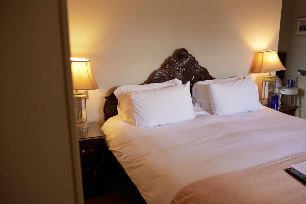 The Pembroke Arms Hotel Wilton  Buitenkant foto