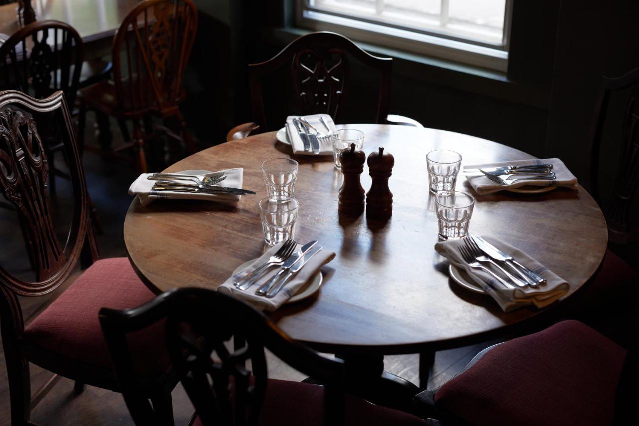 The Pembroke Arms Hotel Wilton  Buitenkant foto