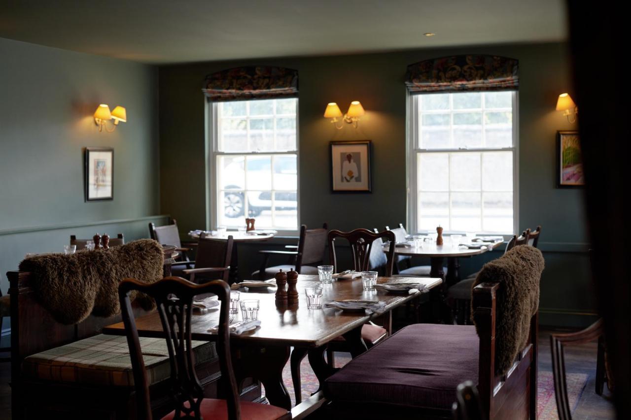 The Pembroke Arms Hotel Wilton  Buitenkant foto