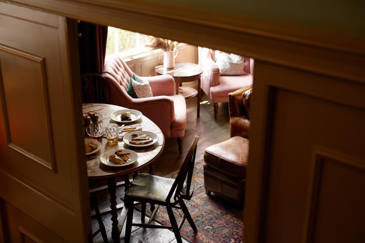 The Pembroke Arms Hotel Wilton  Buitenkant foto